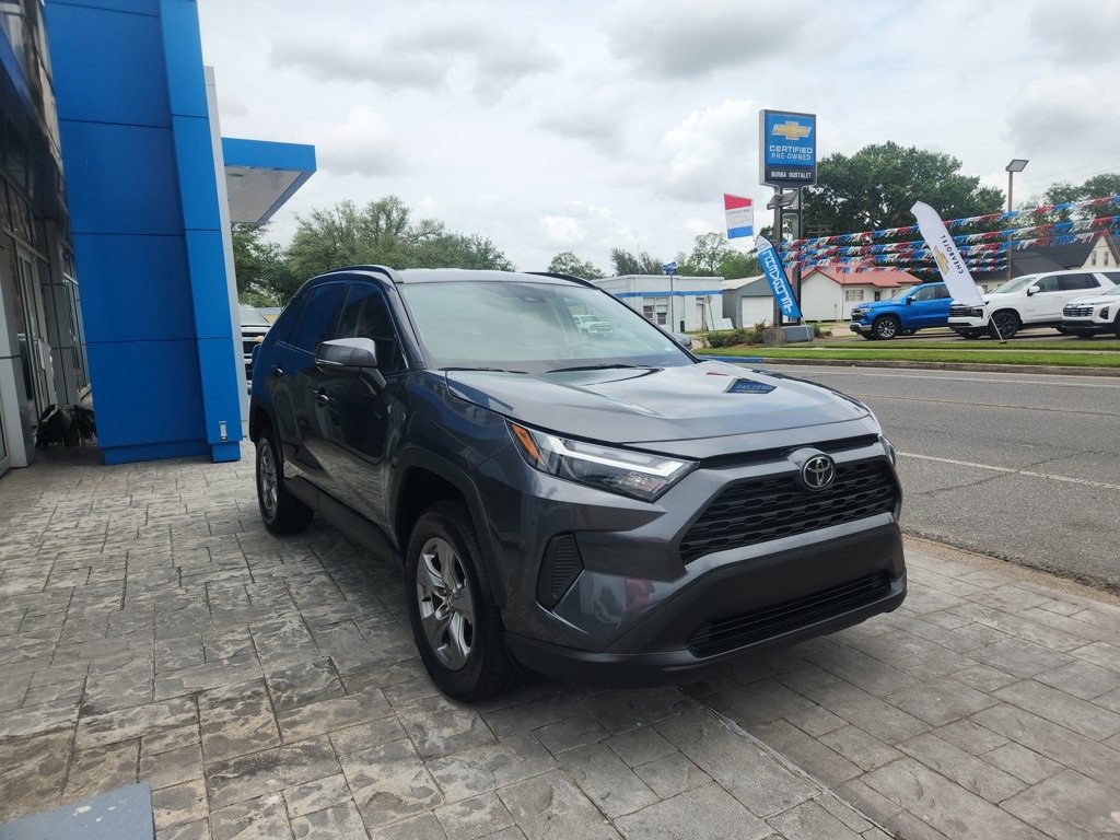 2024 Toyota RAV4 XLE photo 2
