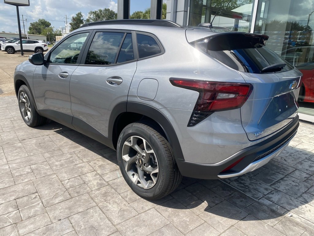 2025 Chevrolet Trax LT photo 2