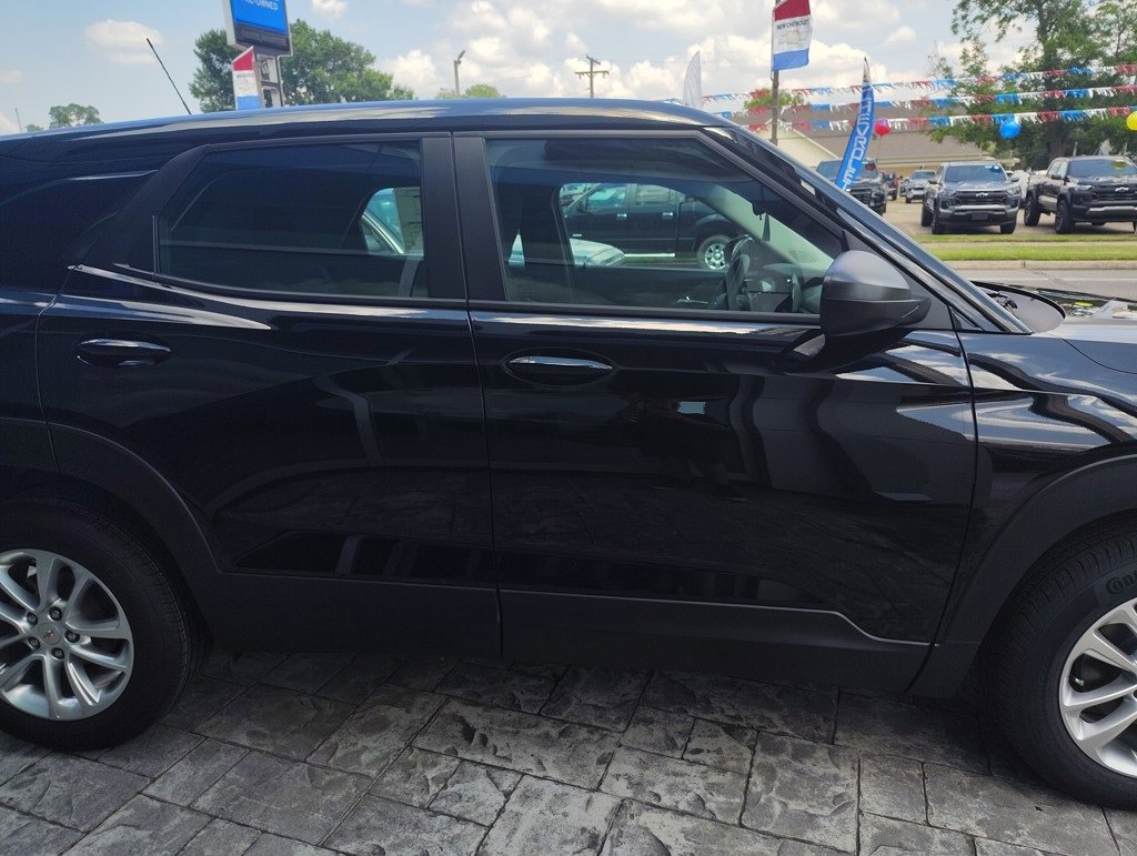 2026 Chevrolet Trailblazer LS photo 2