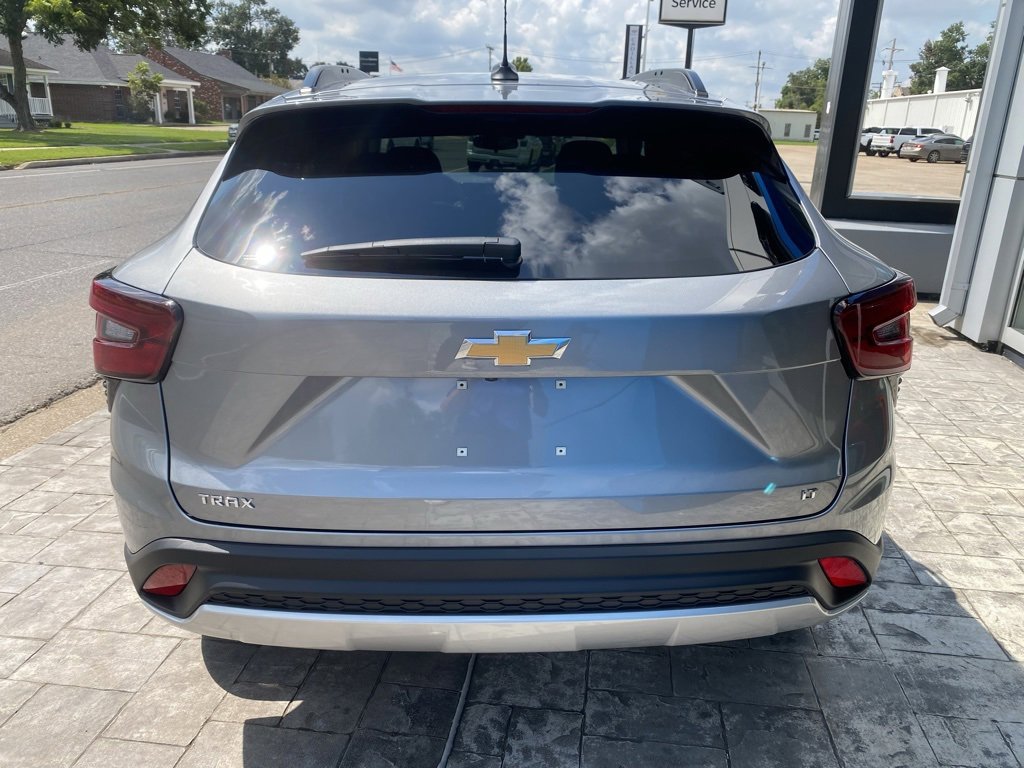 2025 Chevrolet Trax LT photo 3