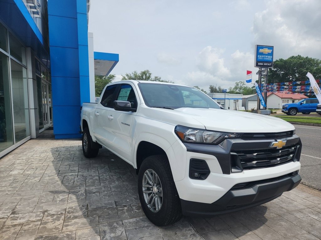 2024 Chevrolet Colorado LT photo 2