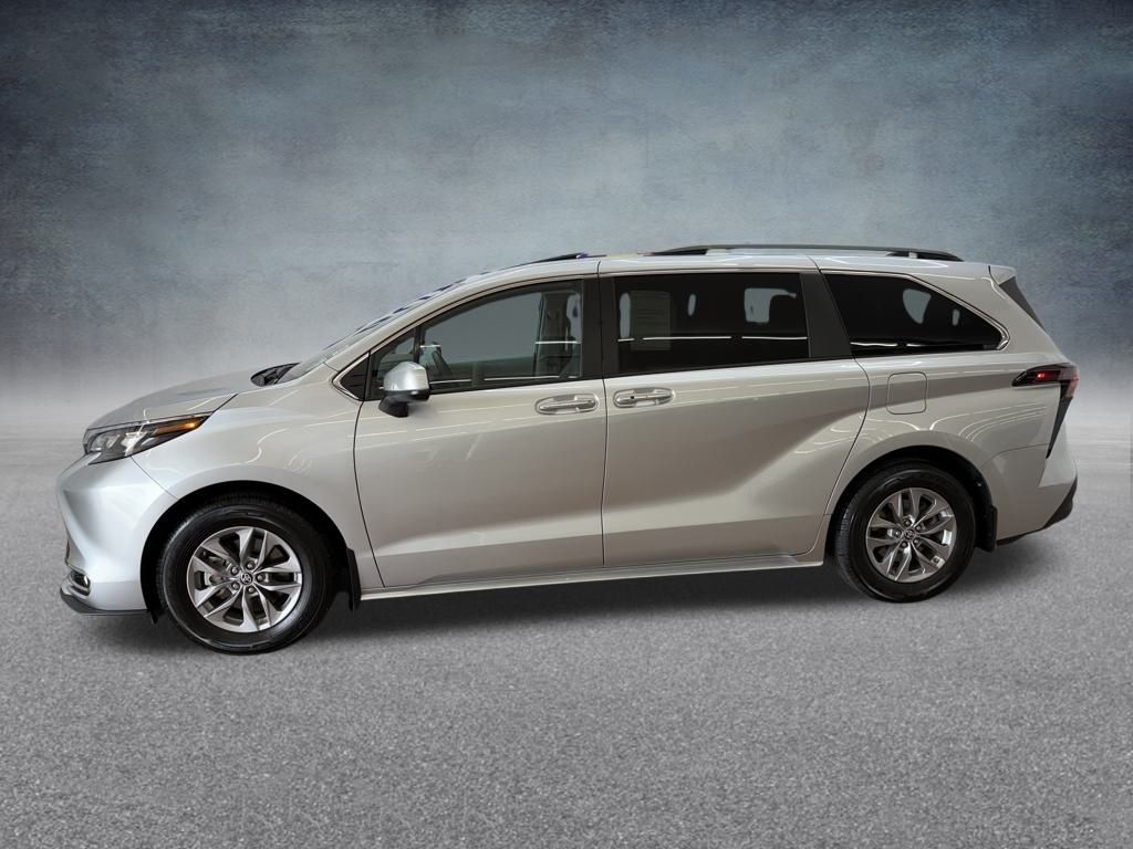 2024 Toyota Sienna XLE photo 2
