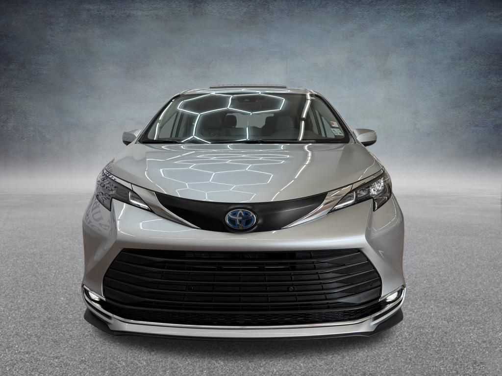2024 Toyota Sienna XLE photo 3