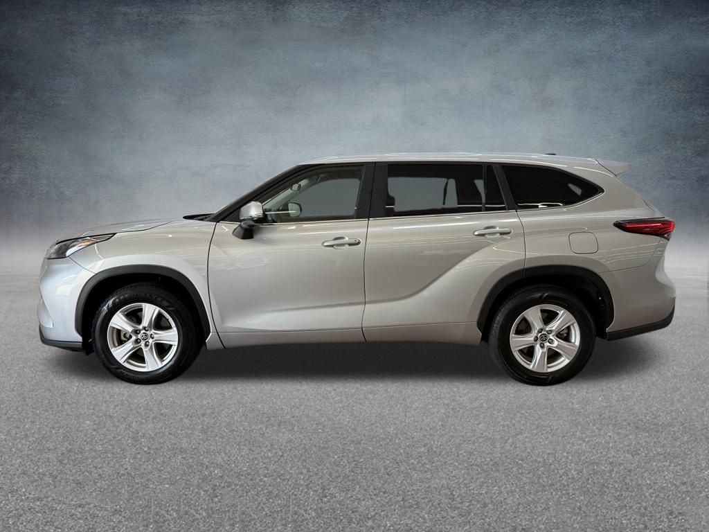 2023 Toyota Highlander Hybrid LE photo 2