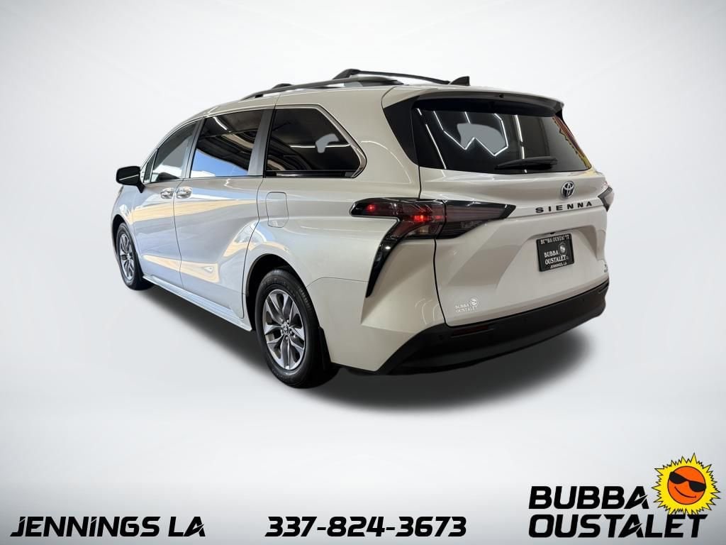 2024 Toyota Sienna XLE photo 3