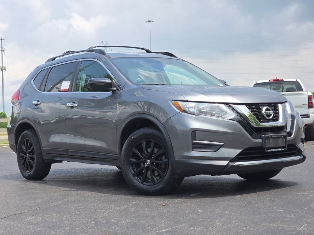 Used 2017 Nissan Rogue SV with VIN 5N1AT2MV1HC815567 for sale in Hilliard, OH