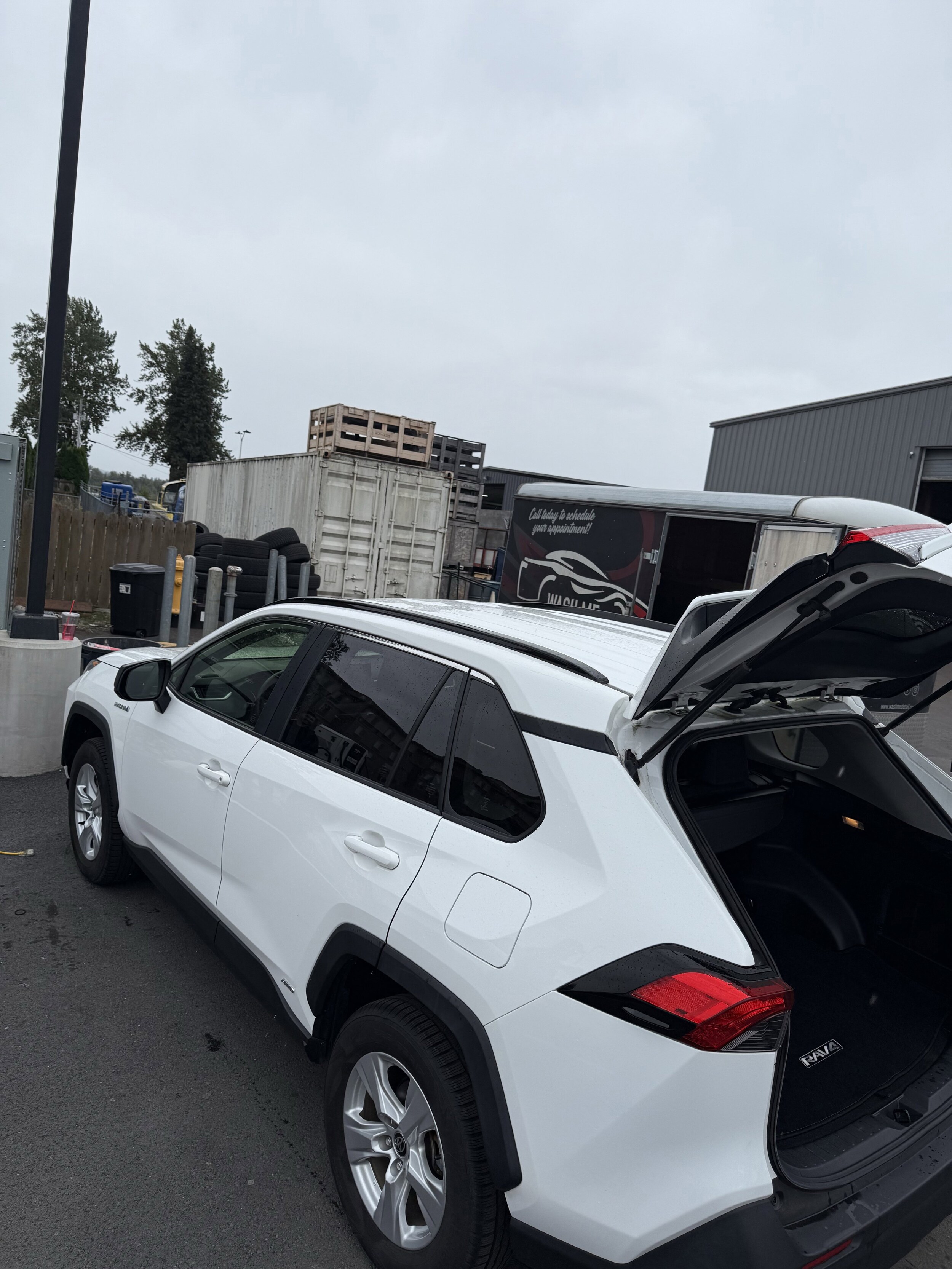 2020 Toyota RAV4 Hybrid LE photo 2