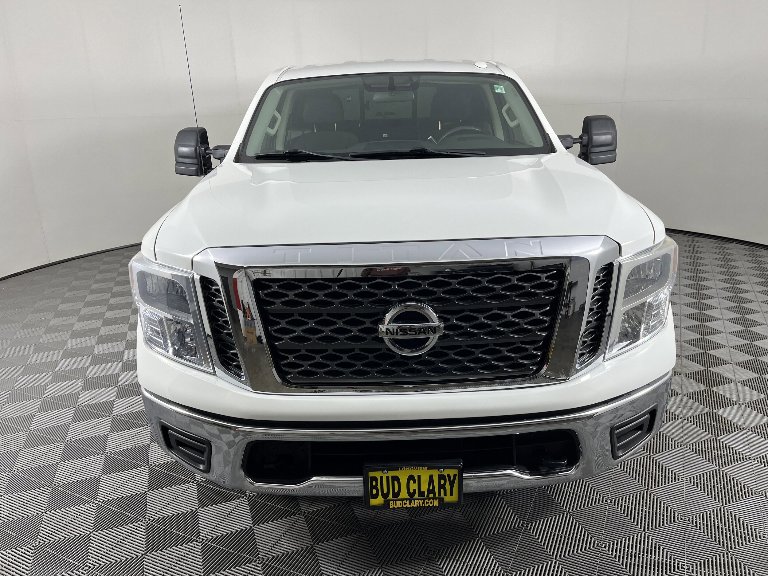 2017 Nissan Titan Single Cab SV photo 2