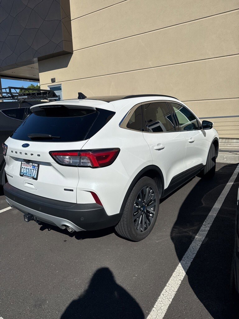 2022 Ford Escape Titanium Hybrid photo 2