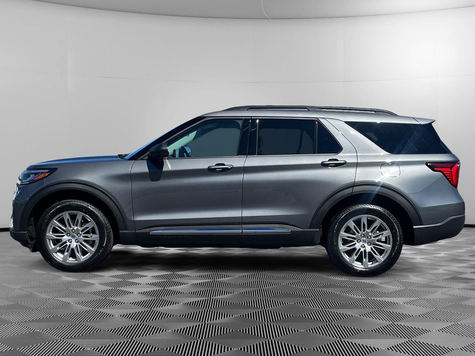 2025 Ford Explorer photo 2
