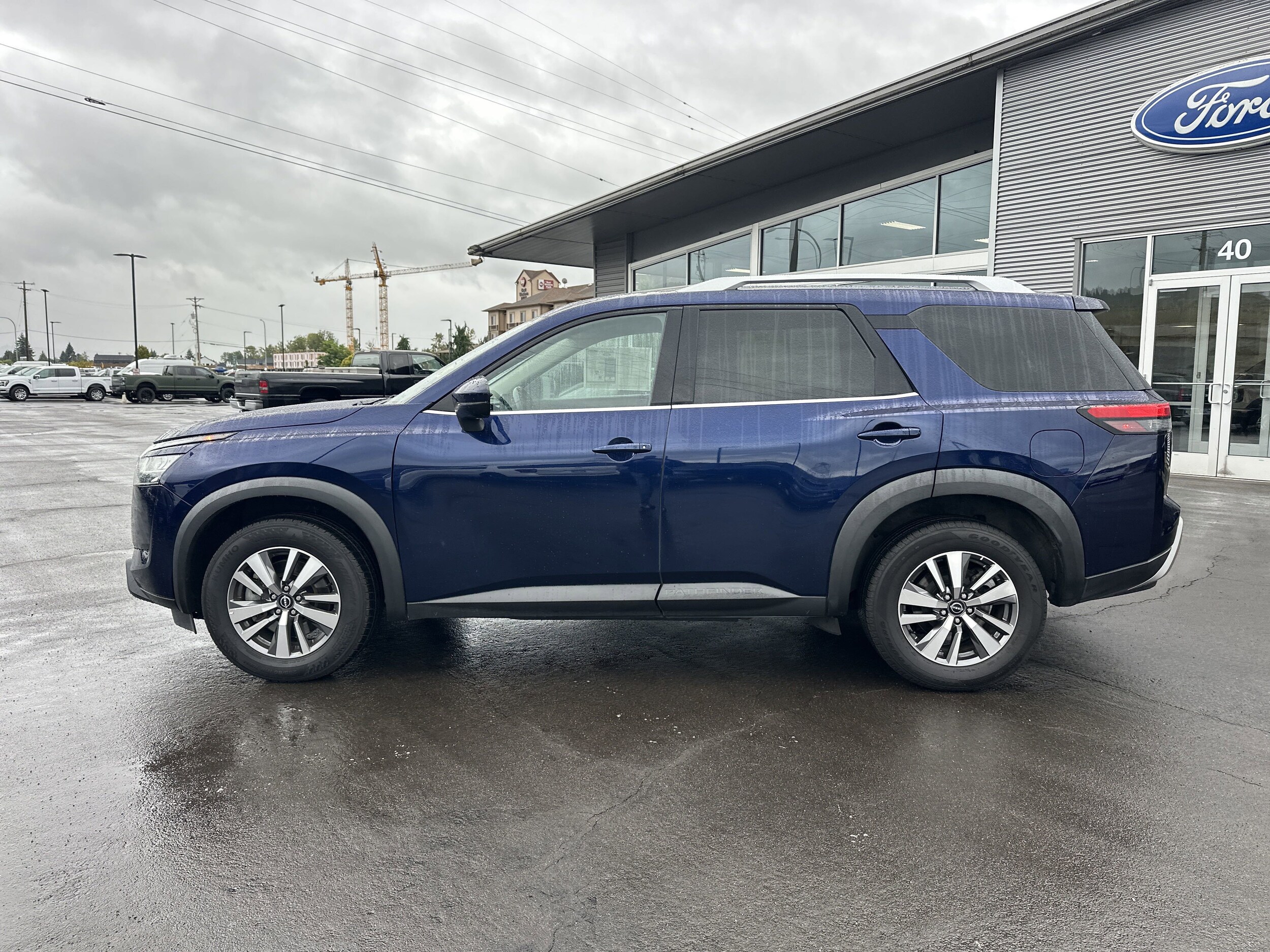 2023 Nissan Pathfinder SL photo 2