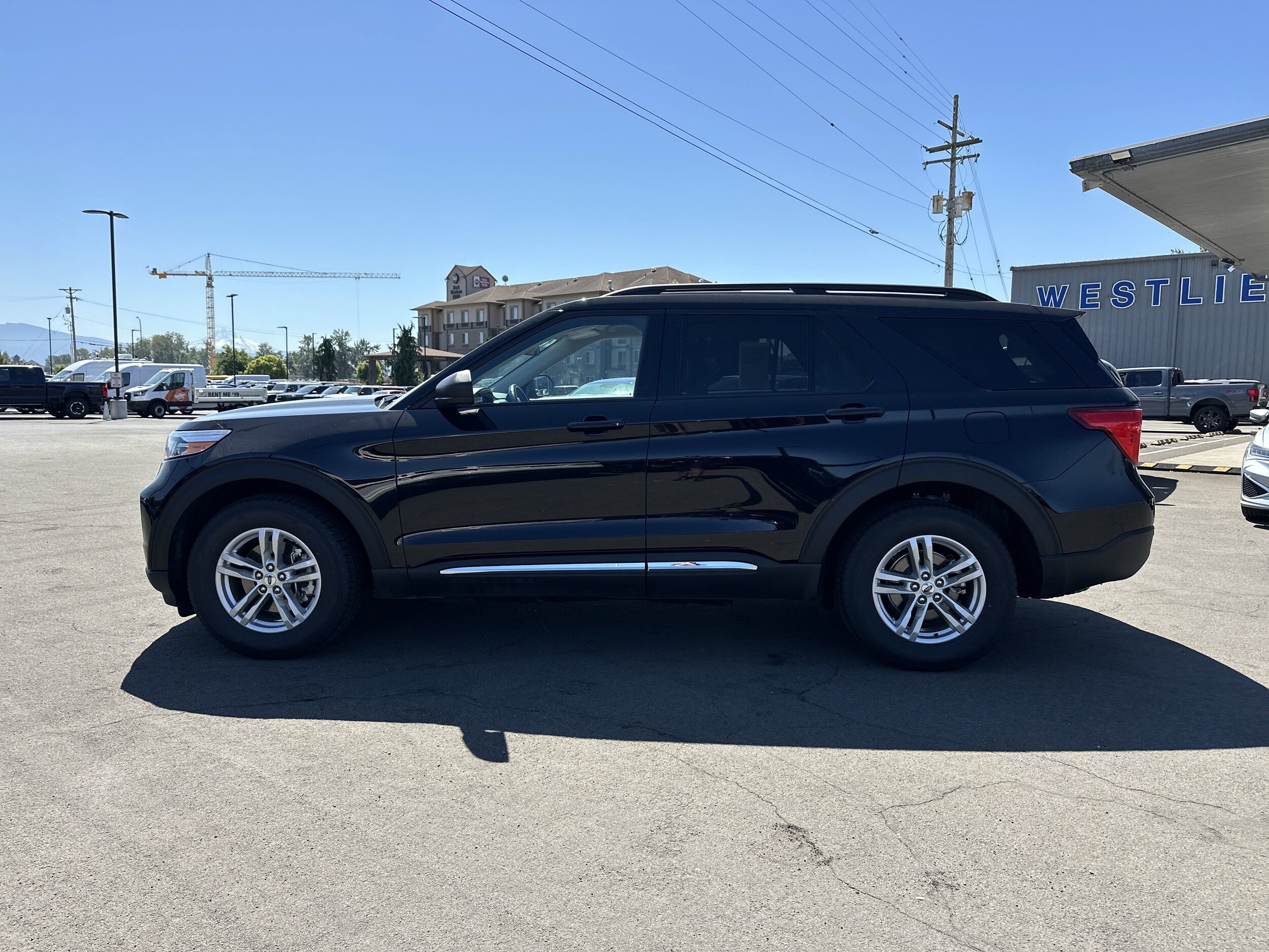 2023 Ford Explorer XLT photo 2