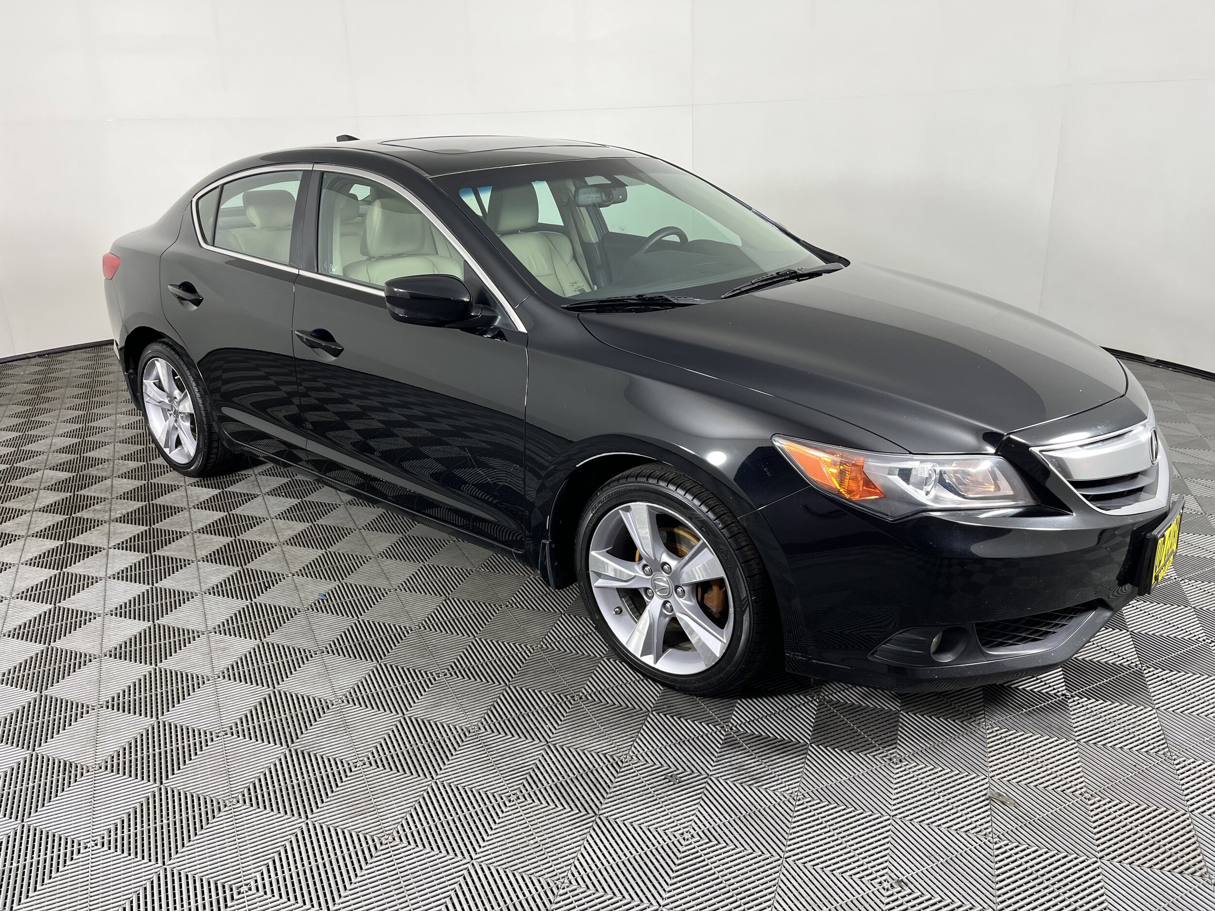 2013 Acura ILX 2.0L Premium photo 2