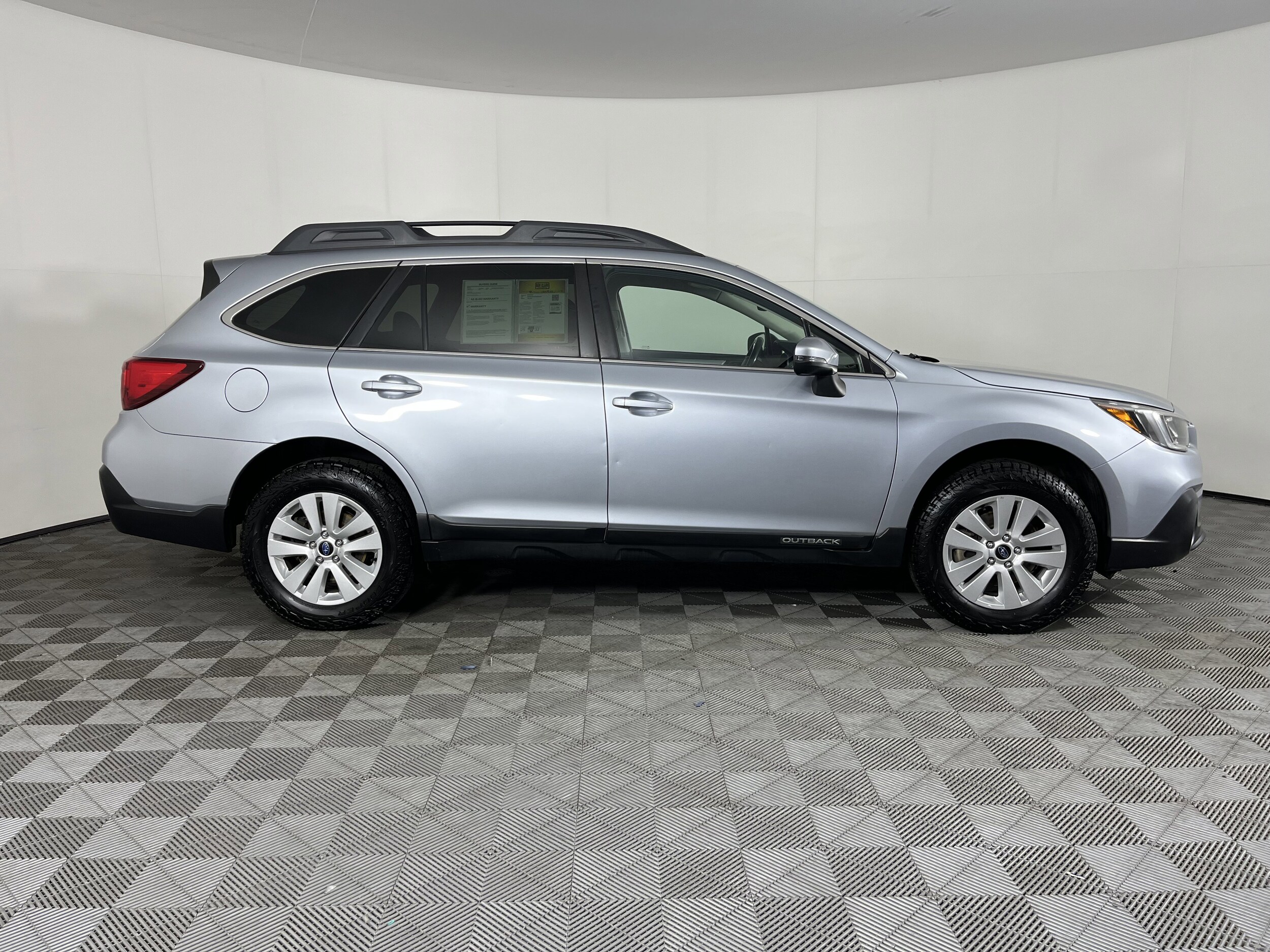 2019 Subaru Outback 2.5i Premium photo 2