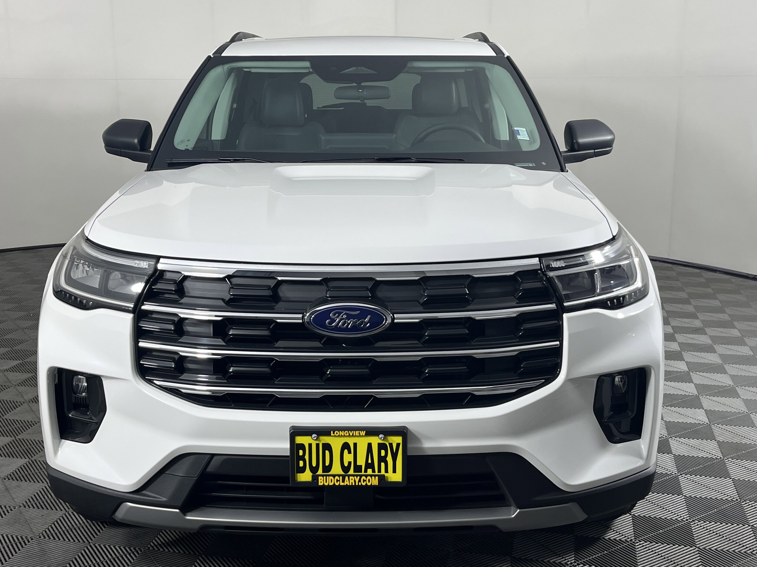 2025 Ford Explorer photo 2
