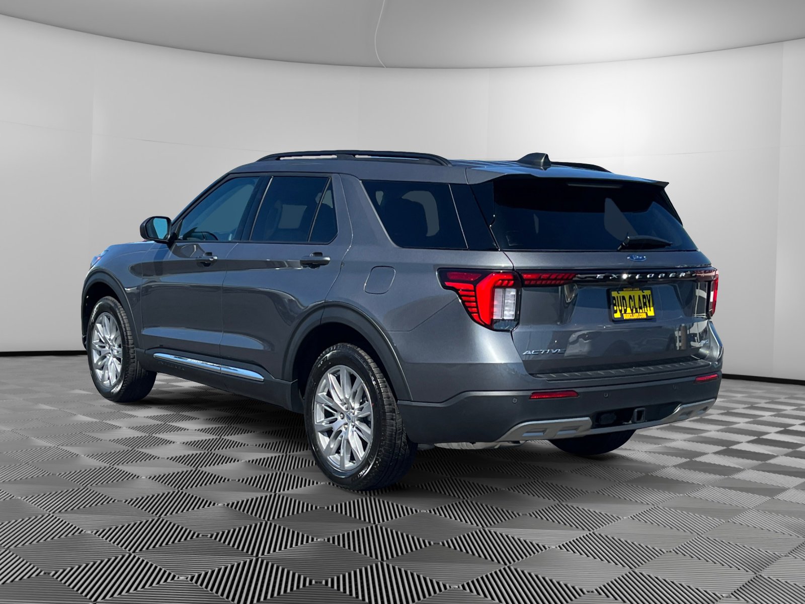 2025 Ford Explorer photo 3