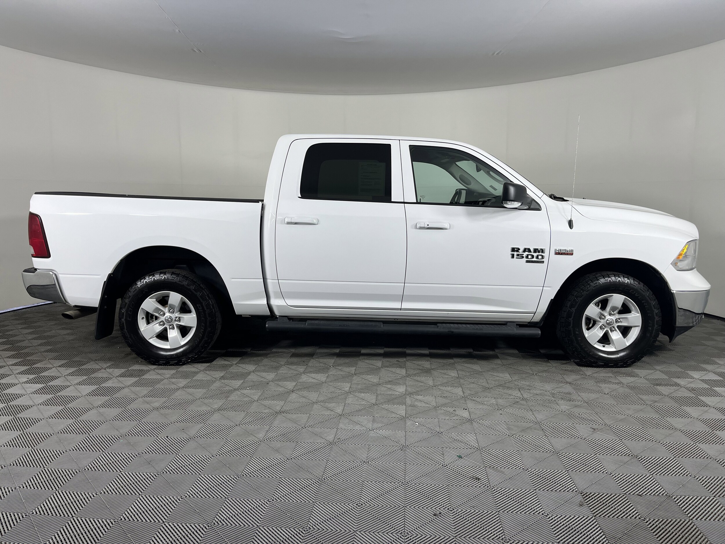 2022 Ram 1500 Classic SLT photo 4