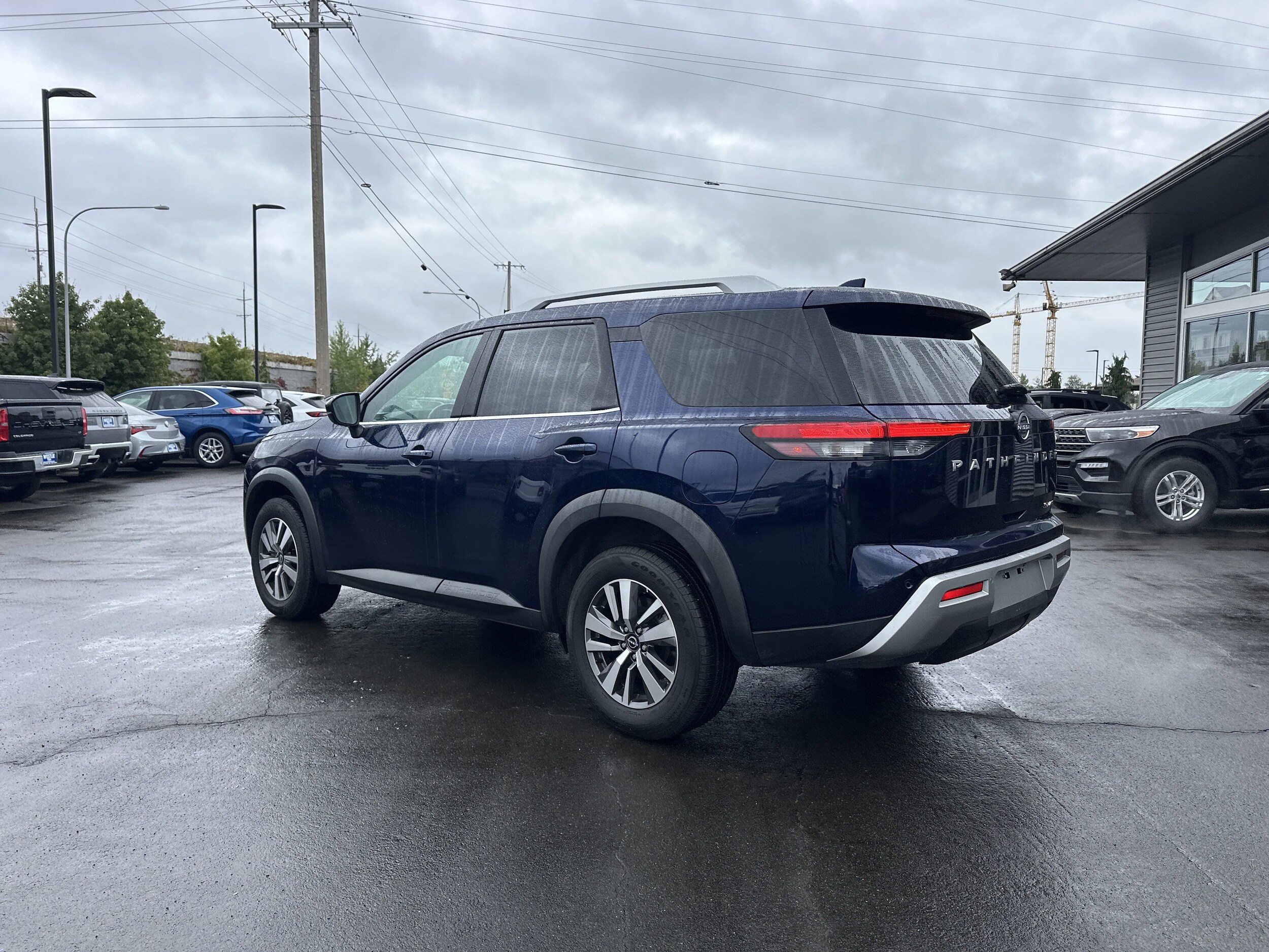 2023 Nissan Pathfinder SL photo 3