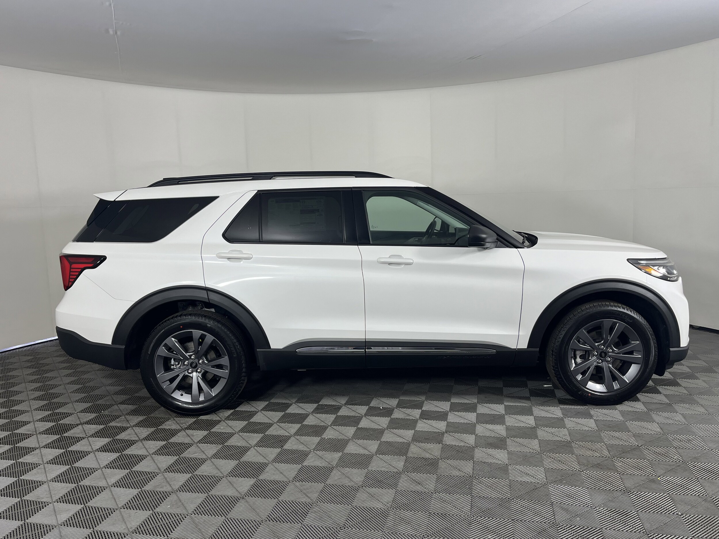 2025 Ford Explorer photo 4