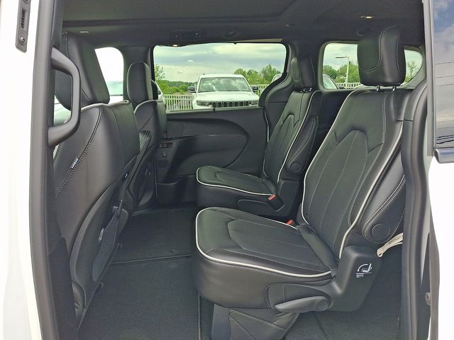 2026 Chrysler Pacifica Limited - Photo 11