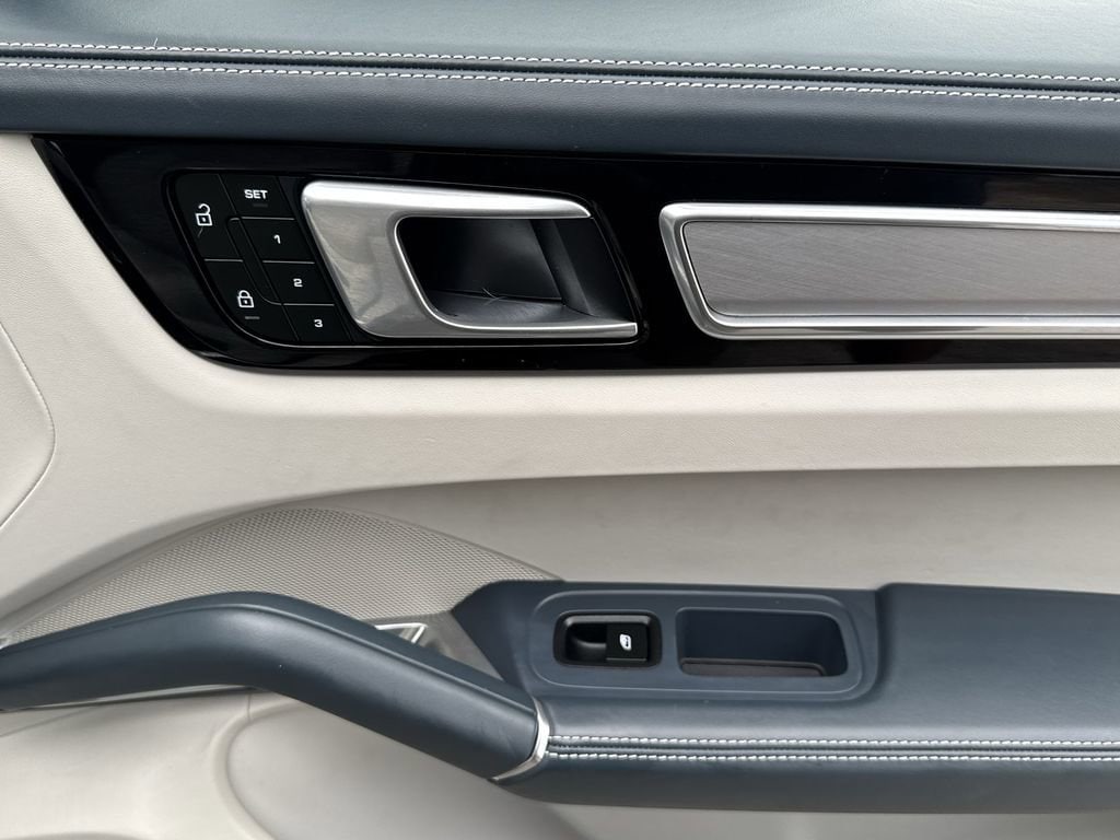 2023 Porsche Cayenne Turbo S E-Hybrid - Photo 32