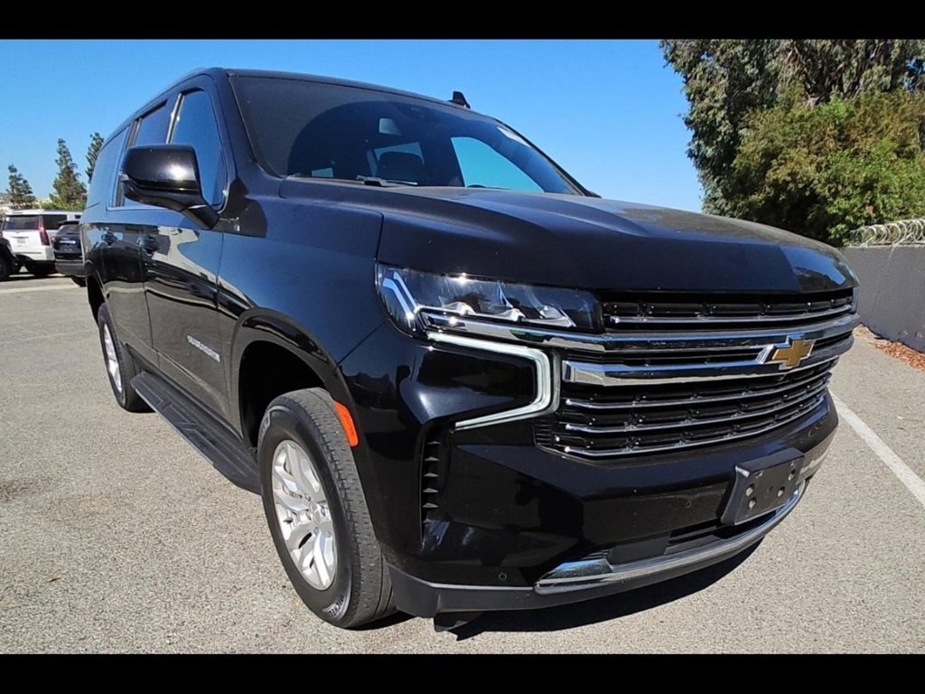 2023 Chevrolet Suburban LT photo 3