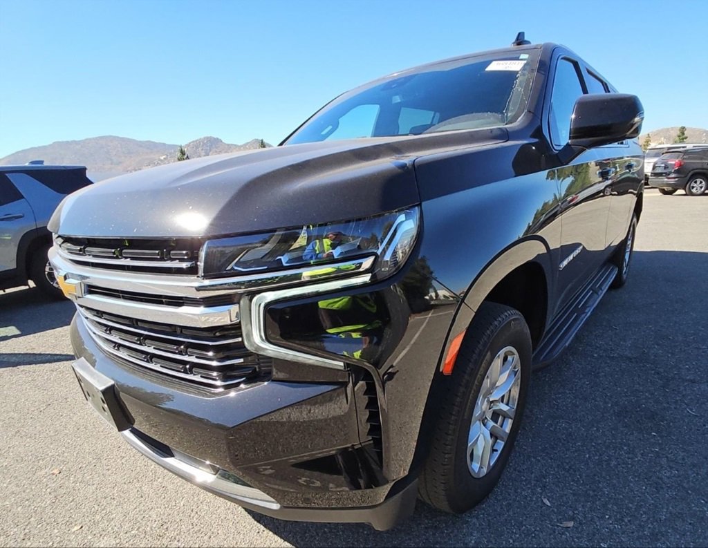 2023 Chevrolet Suburban LT photo 2