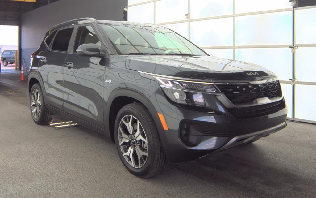 2023 Kia Seltos EX photo 2