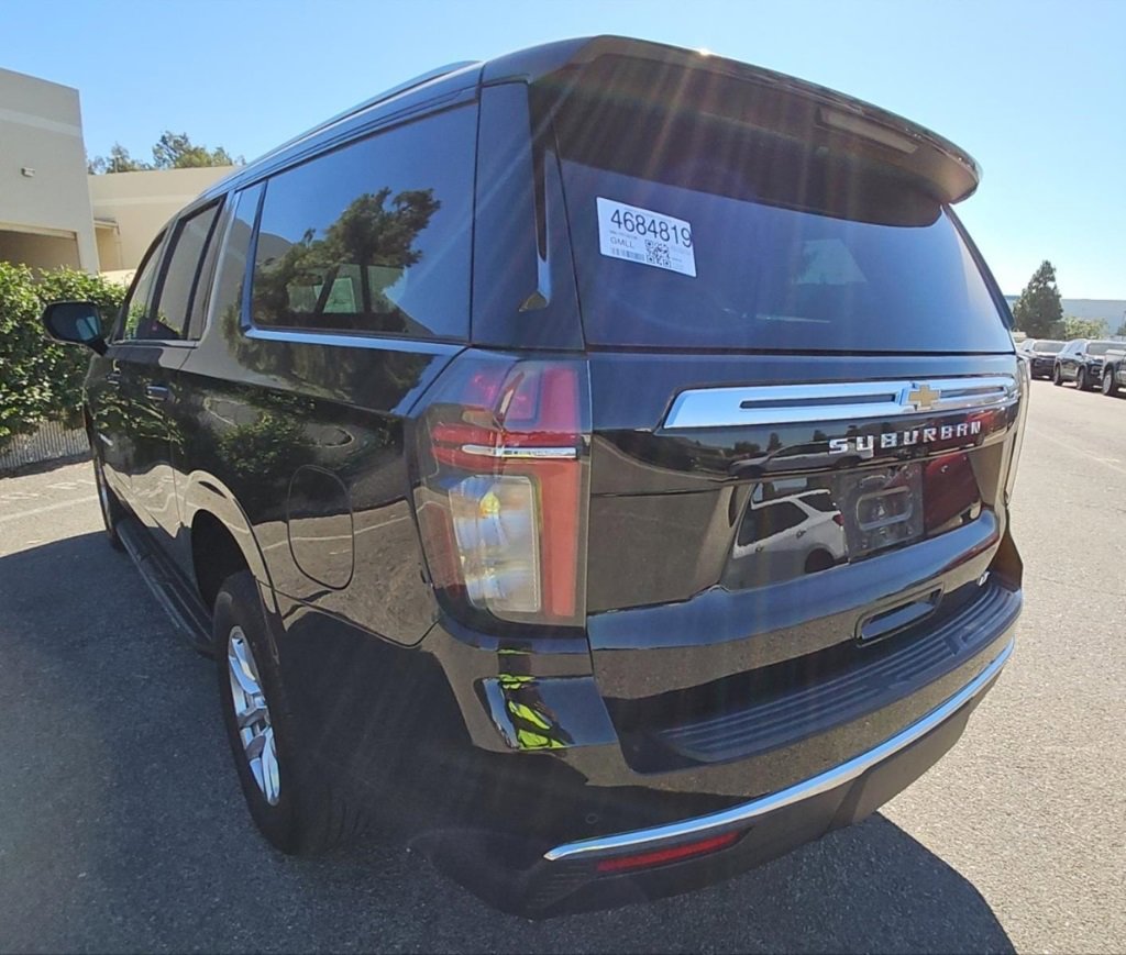2023 Chevrolet Suburban LT photo 4