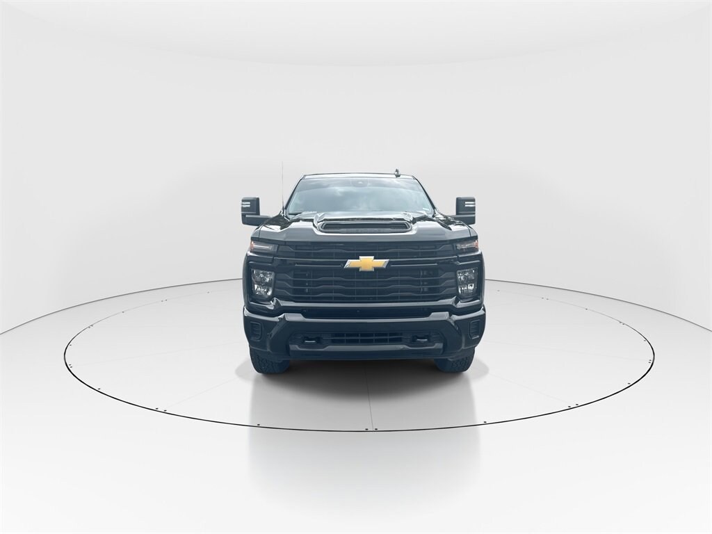 2025 Chevrolet Silverado 2500HD Custom photo 3