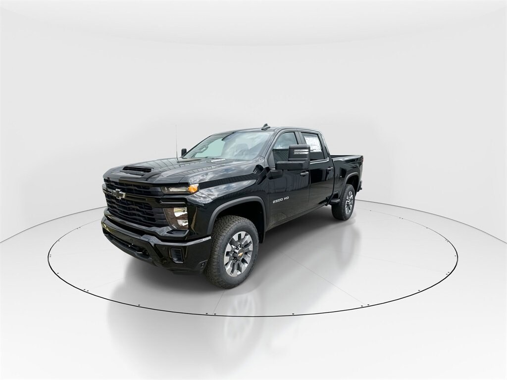 2025 Chevrolet Silverado 2500HD Custom photo 3