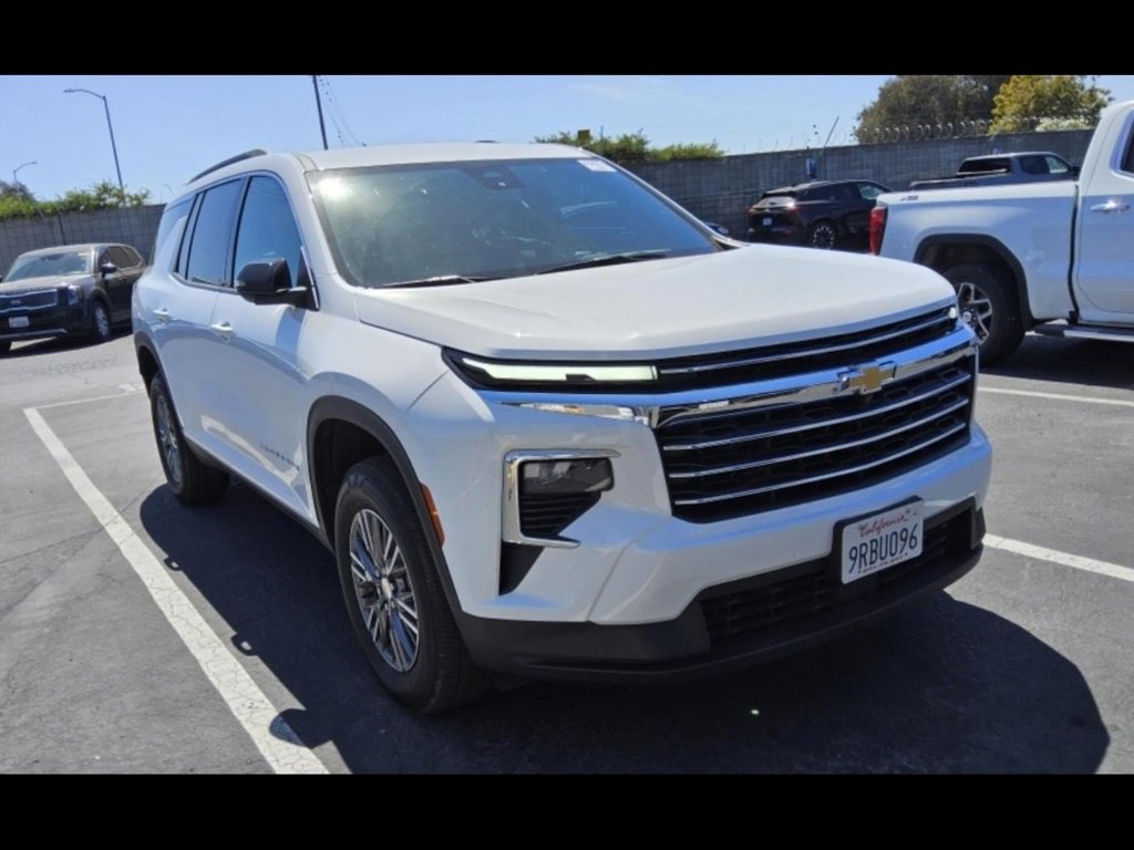 2025 Chevrolet Traverse photo 2