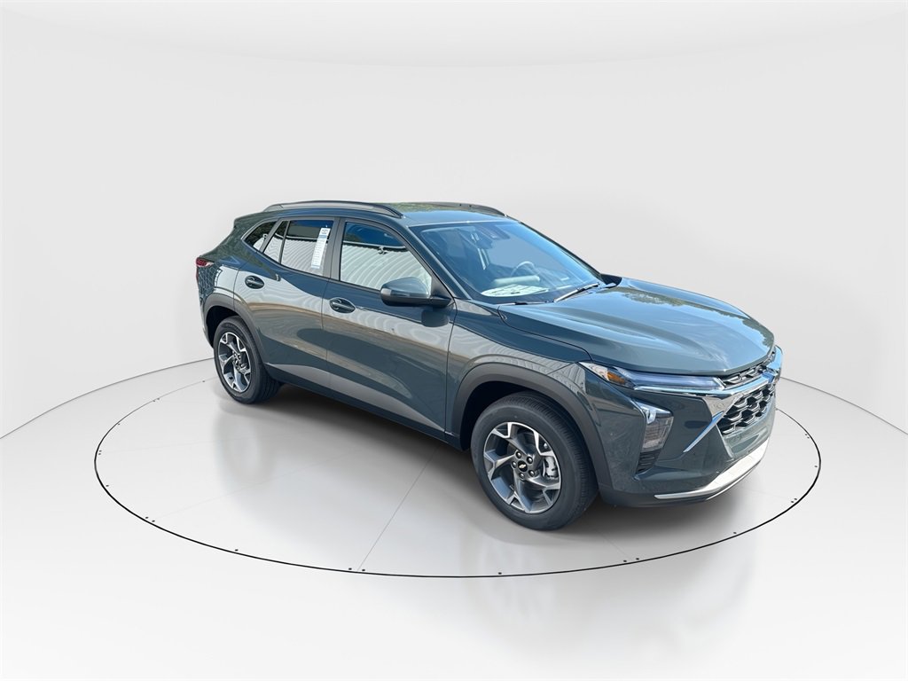 2025 Chevrolet Trax LT photo 2