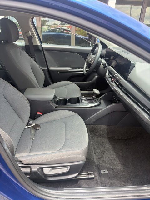 2025 Kia K4 LXS - Photo 16