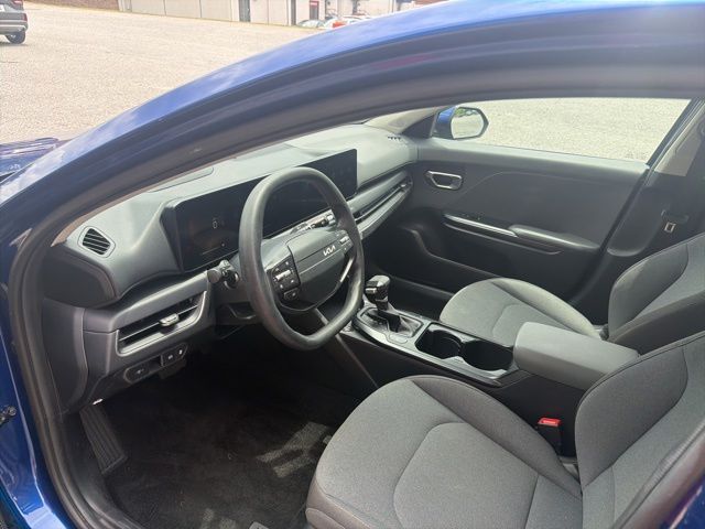 2025 Kia K4 LXS - Photo 10