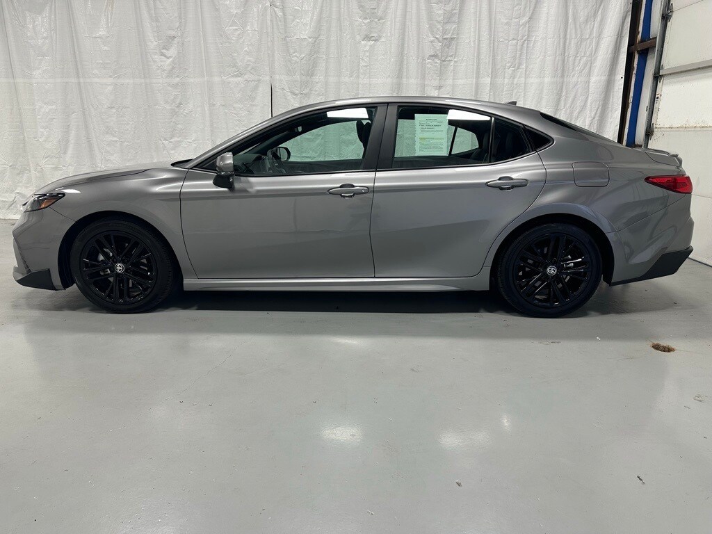 2025 Toyota Camry SE photo 4