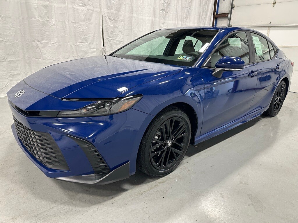 2025 Toyota Camry SE photo 3