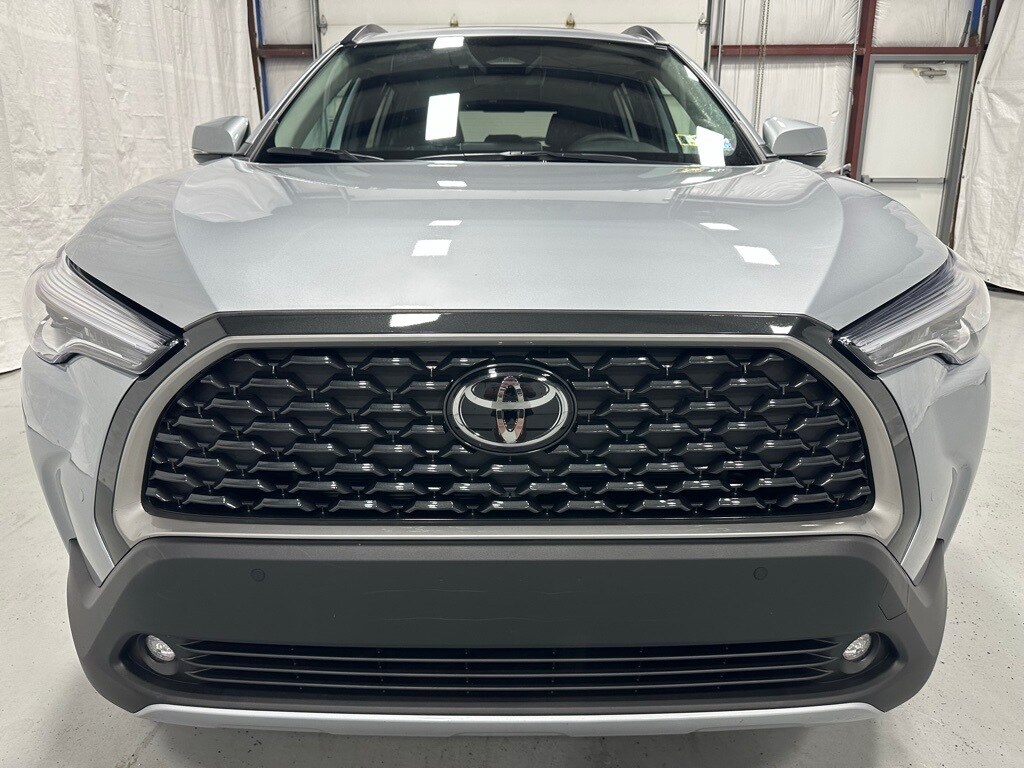 2024 Toyota Corolla Cross XLE photo 2