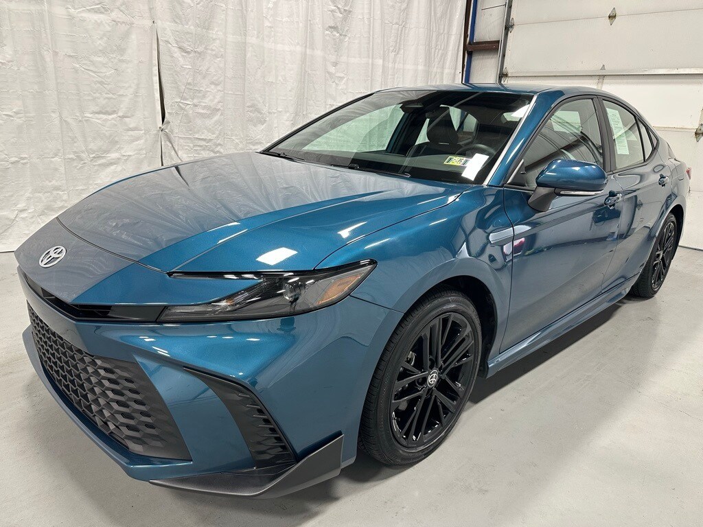 2025 Toyota Camry SE photo 3