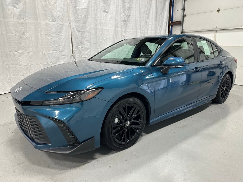 2025 Toyota Camry SE photo 3