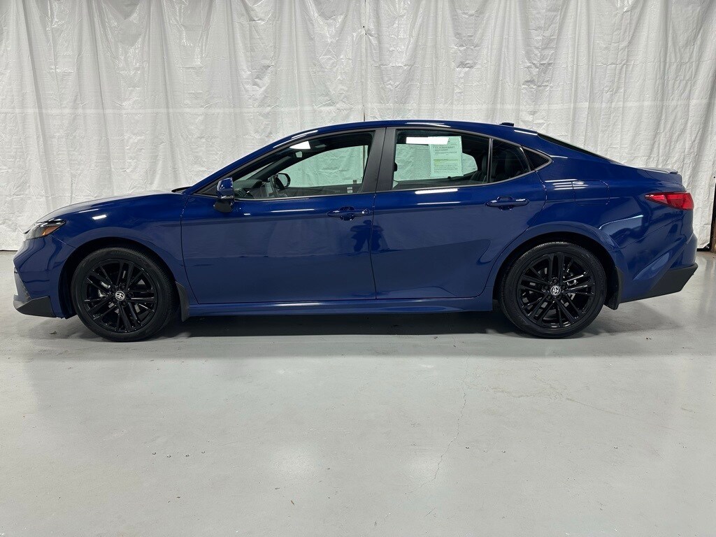 2025 Toyota Camry SE photo 4