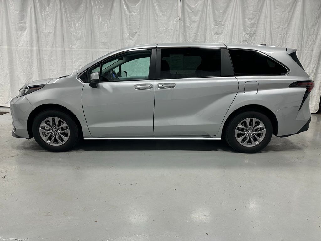 Used 2025 Toyota Sienna LE 8 Passenger Van Passenger Van