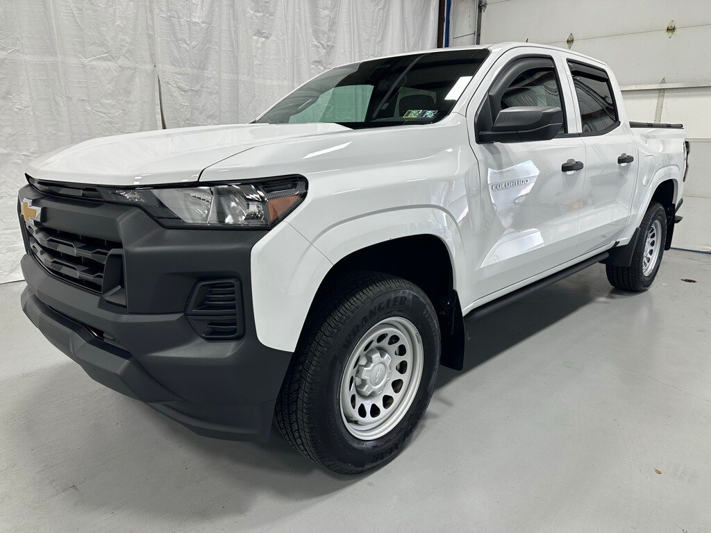 2024 Chevrolet Colorado photo 3