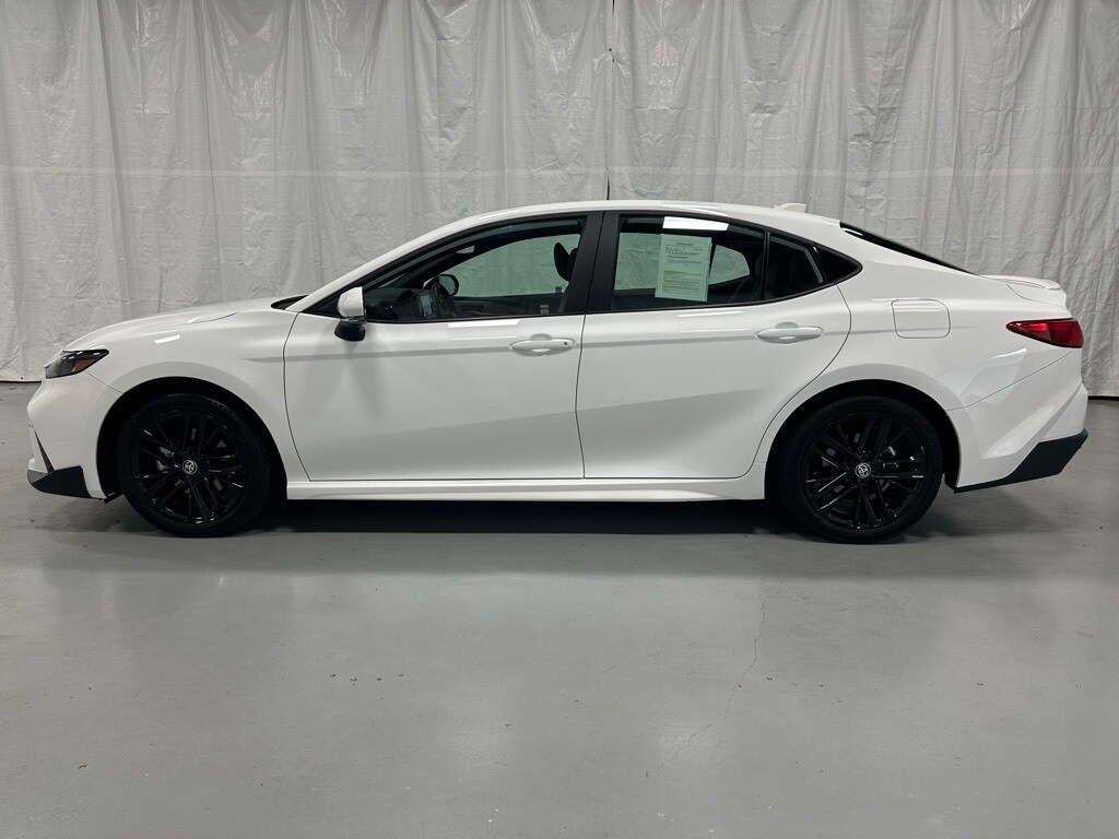 2025 Toyota Camry SE photo 4