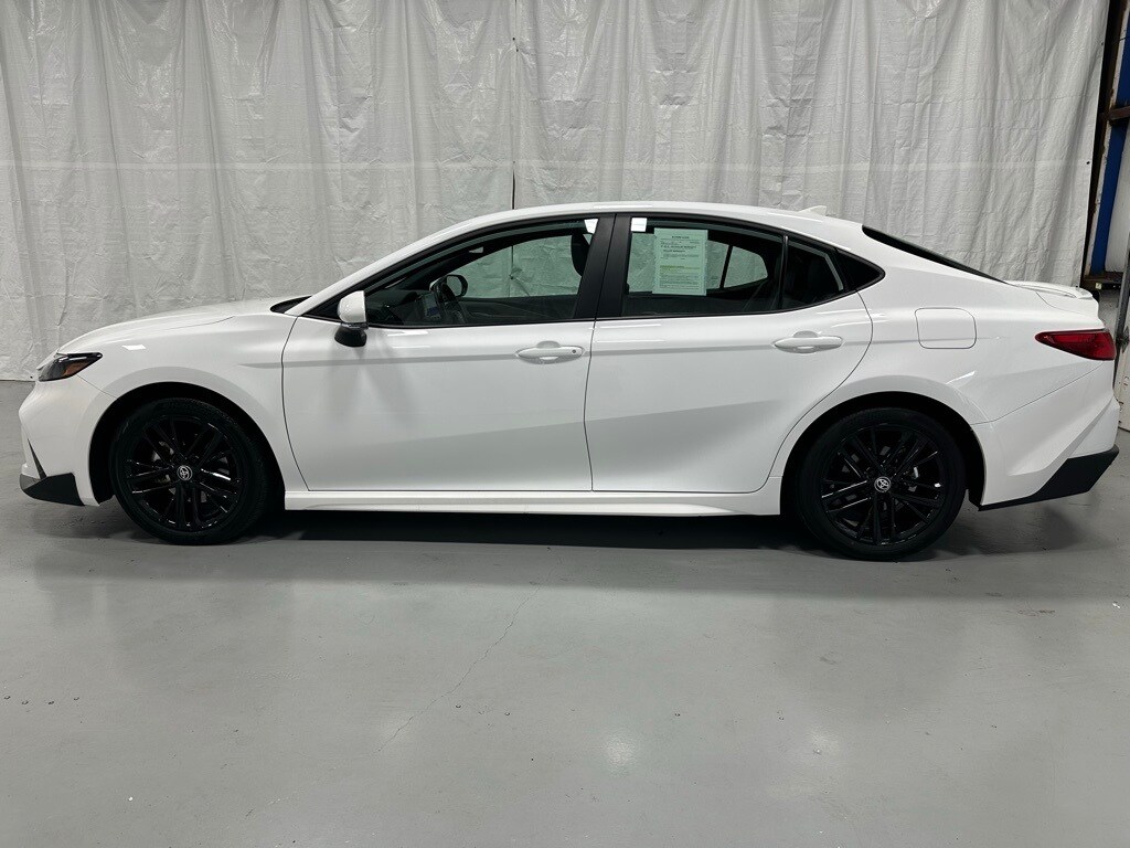 2025 Toyota Camry SE photo 4