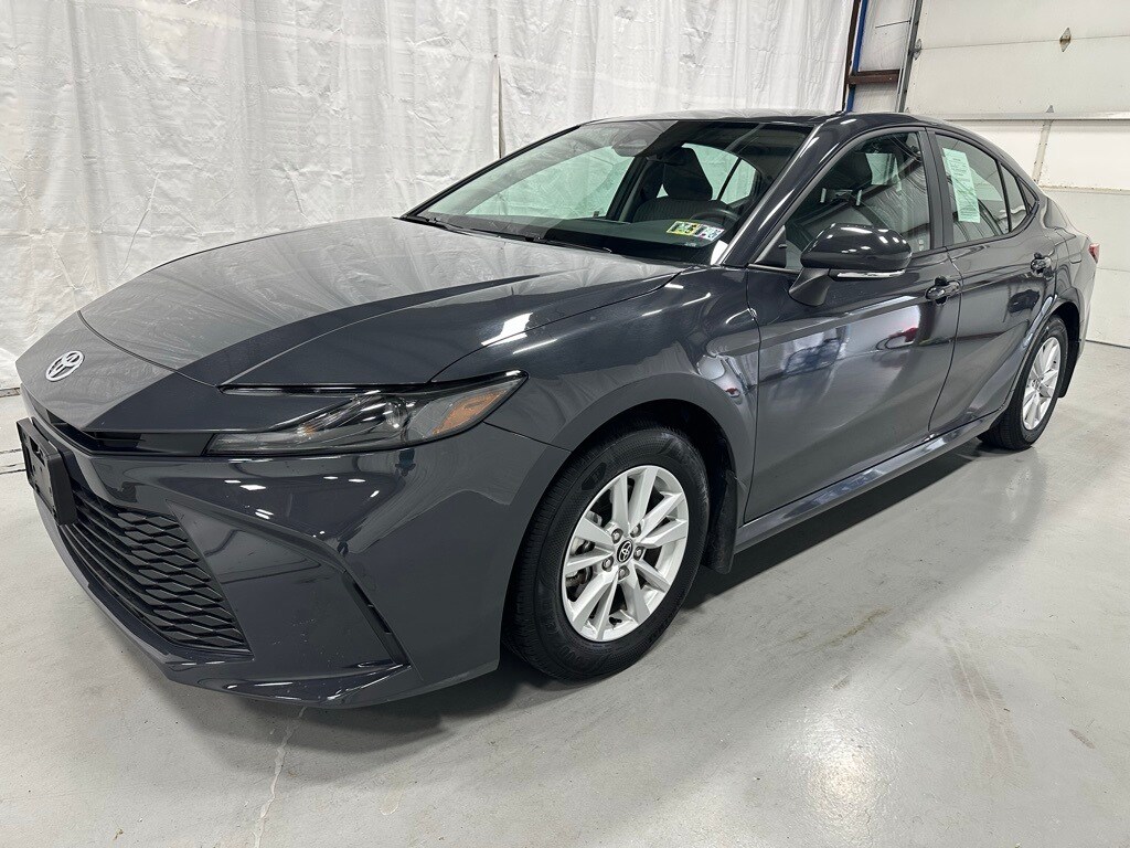 2025 Toyota Camry LE photo 3