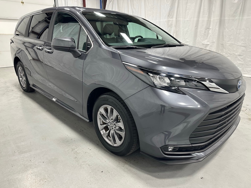 2025 Toyota Sienna XLE's photo