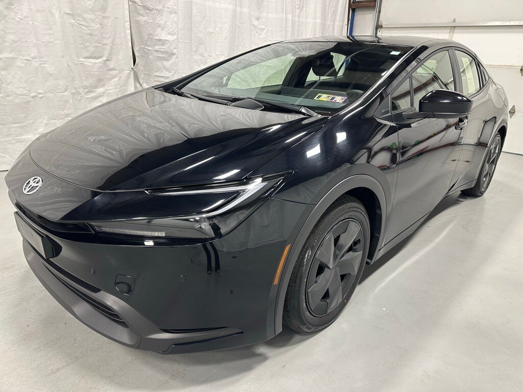 2025 Toyota Prius LE photo 3