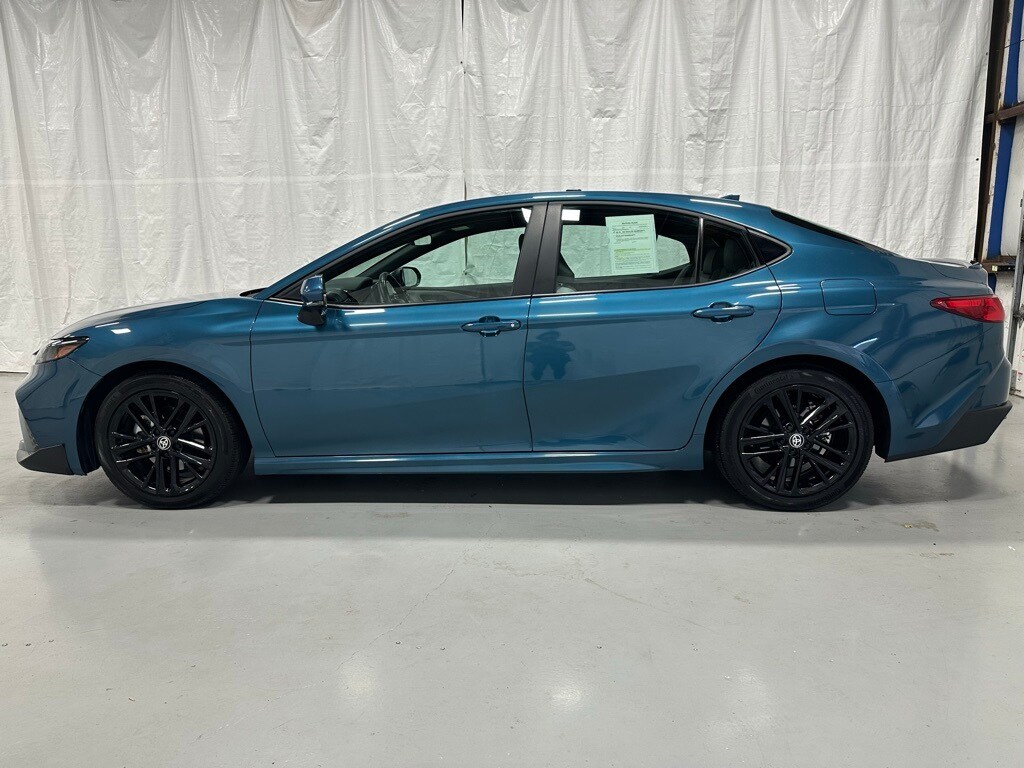2025 Toyota Camry SE photo 4