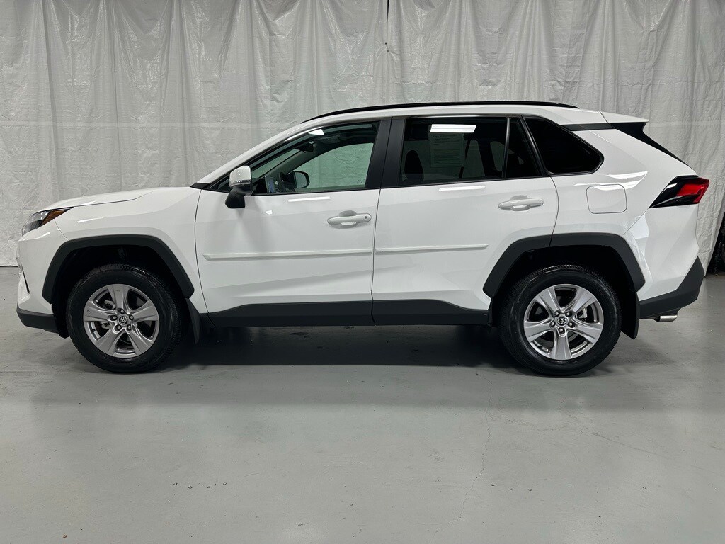 2025 Toyota RAV4 XLE photo 2